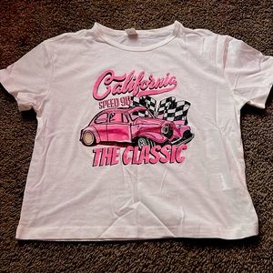 (cropped)California classic white and pink shirt! NEED out my closet!! BUYYY!🩷